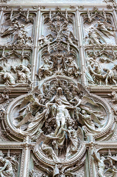 米兰大教堂(Duomo di Milano)的雕塑，意大利最大的大教堂