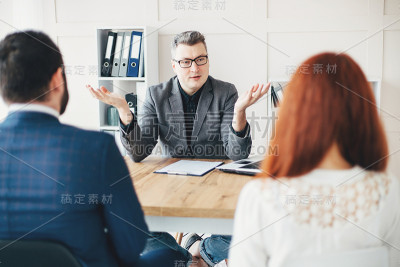 同事头脑风暴想法，在办公室谈判