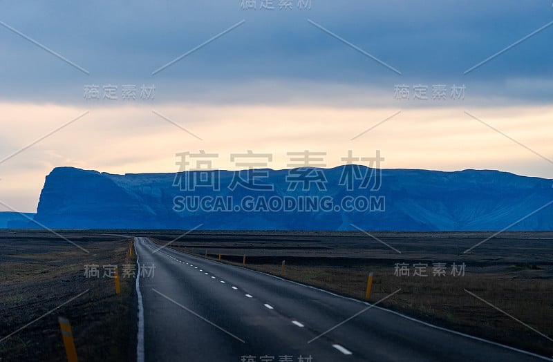 风景优美，道路优美，高山有冰川和雪峰