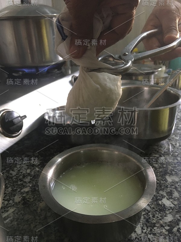 从自制的印度村舍乳清制成的奶酪凝乳或在玻璃碗洛克格卡扬奶酪