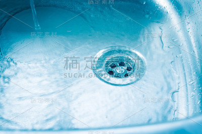 干净的水下降