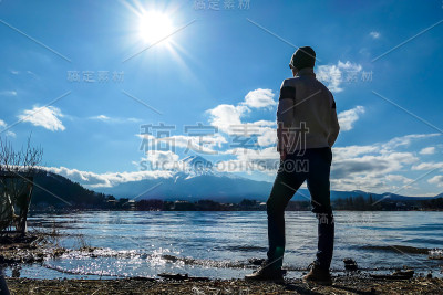 日本——一名男子站在川口湖边，眺望富士山