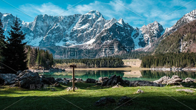 春天的早晨在高山湖
