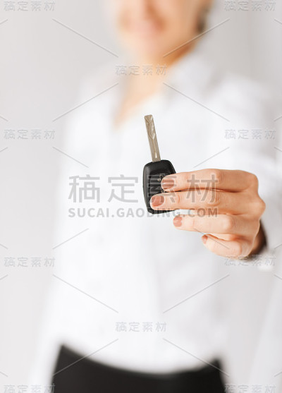 拿着车钥匙的女人