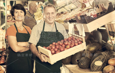 两个卖主在卖红番茄