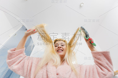 穿着晨衣的女人梳着头发