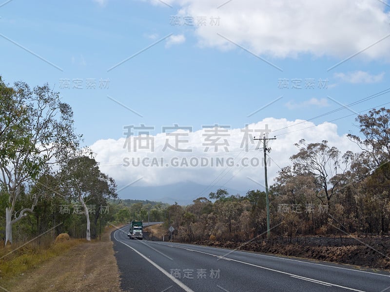 云在山上，卡车在路上