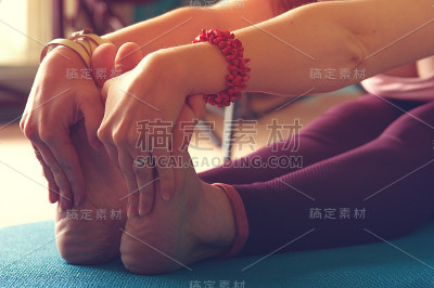 女性在课堂上练习瑜伽，特写