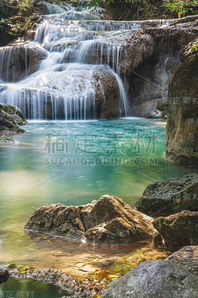 有大型水坝的高山瀑布