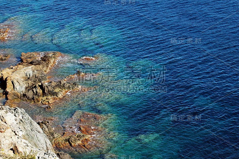 美丽清澈的绿松石海水