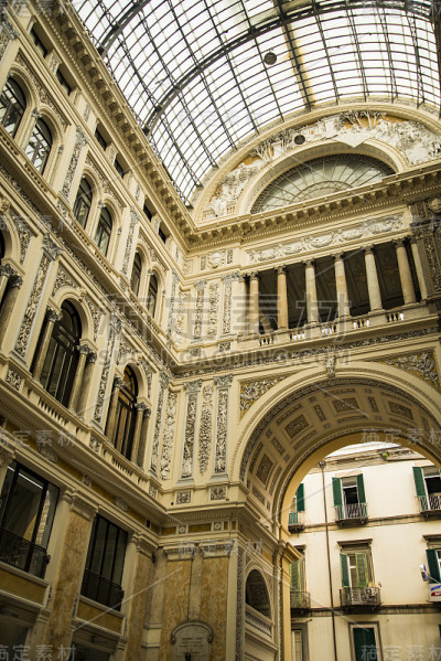 Umberto I. Galleria Umberto I.优雅的，玻璃和铁覆盖的画廊建于19世纪晚