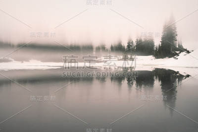 在雷尼尔山国家公园的反射湖浓雾