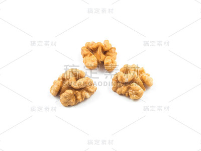 白色上孤立的核桃