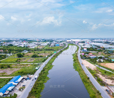 河流鸟瞰图与工业区。
