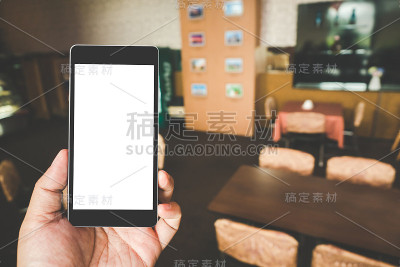 手握黑色手机与黑屏黑屏咖啡厅咖啡厅。科技和生活理念。
