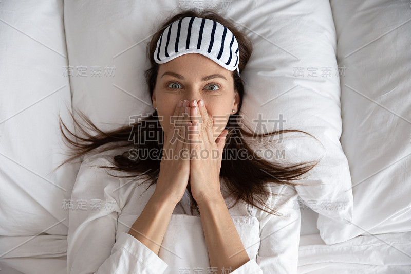 俯视图头部拍摄滑稽的女人戴着睡眠面具