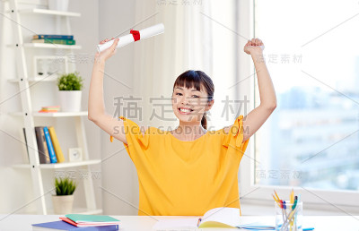 快乐的亚洲女性学生在家里的文凭
