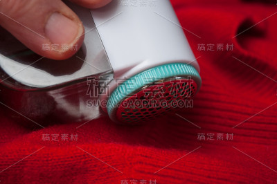 红色羊毛衫上的毛球
