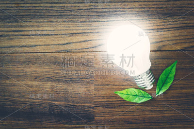 木制背景上的白色灯泡