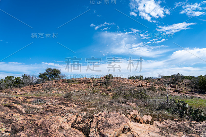 仰望洛基山，看到大部分晴朗的天空