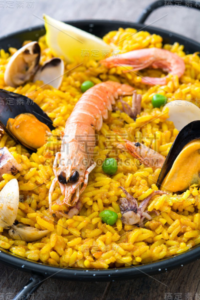 传统的西班牙海鲜饭
