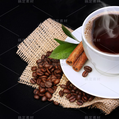 咖啡杯，咖啡碟和粗麻布上的咖啡豆