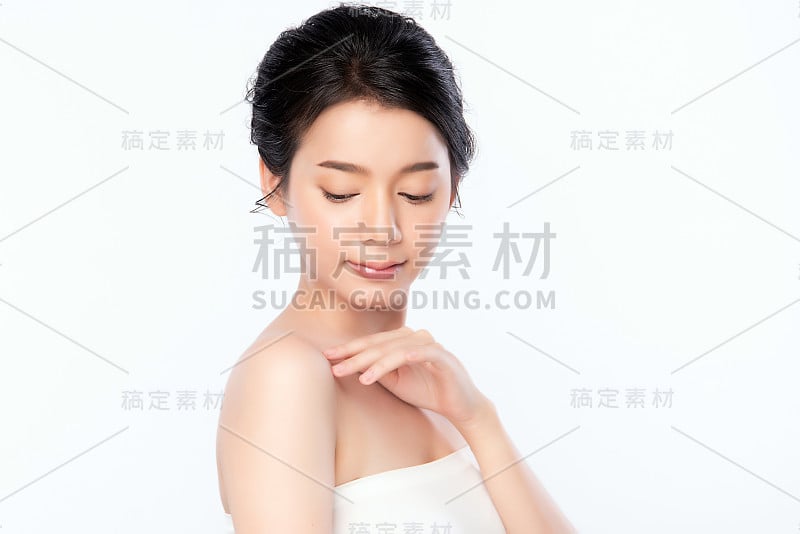 肖像美丽年轻的亚洲女人干净清新裸露的皮肤概念。亚洲女孩美容面部护肤和健康养生，面部护理，完美肌肤，自