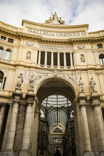 Umberto I. Galleria Umberto I.优雅的，玻璃和铁覆盖的画廊建于19世纪晚