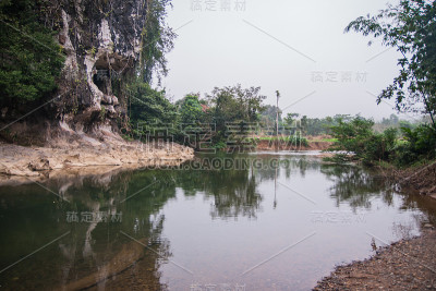 泰国Khao Sok保护区的河流和岩洞
