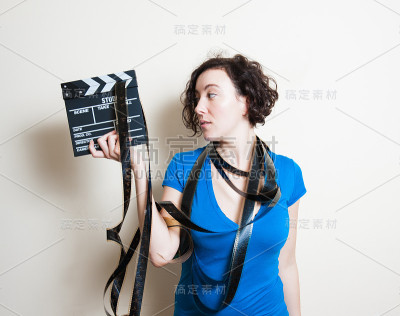 年轻漂亮的女人拿着电影拍板