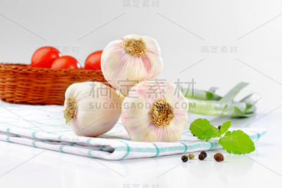 三个新鲜大蒜
