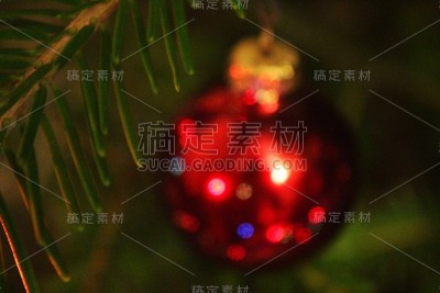 圣诞树的树枝和红球