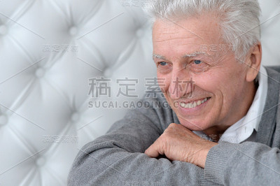 快乐的高级人