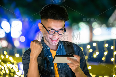 男人赢手机游戏