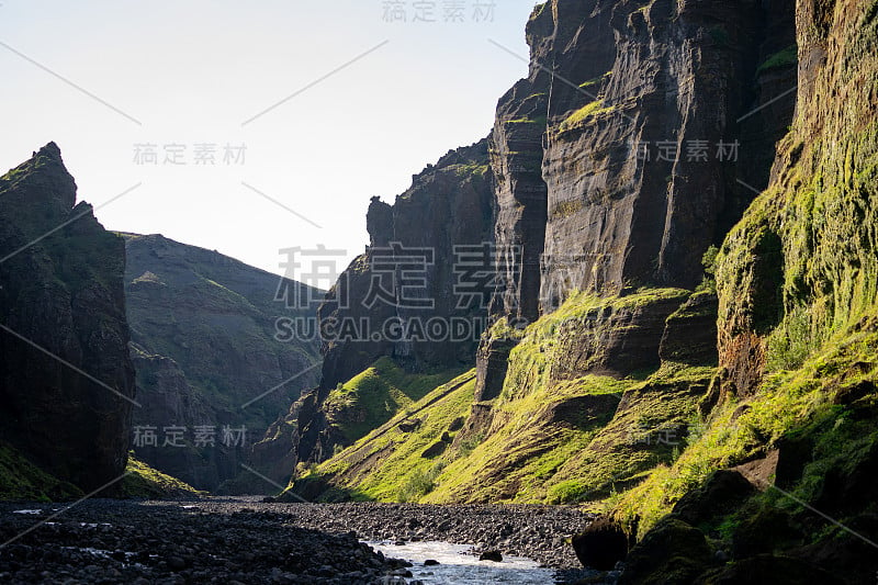 2019年8月。全家一起在冰岛的stakholtsgja峡谷徒步旅行。沿着风景优美的小径散步