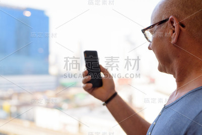 北欧老年男子使用手机的肖像