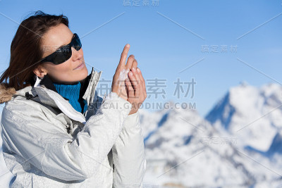 女人在冬天用防护霜