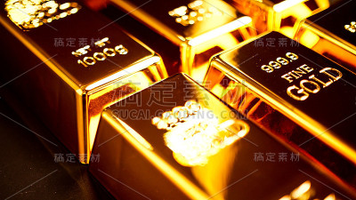 许多金条在桌上闪闪发光。