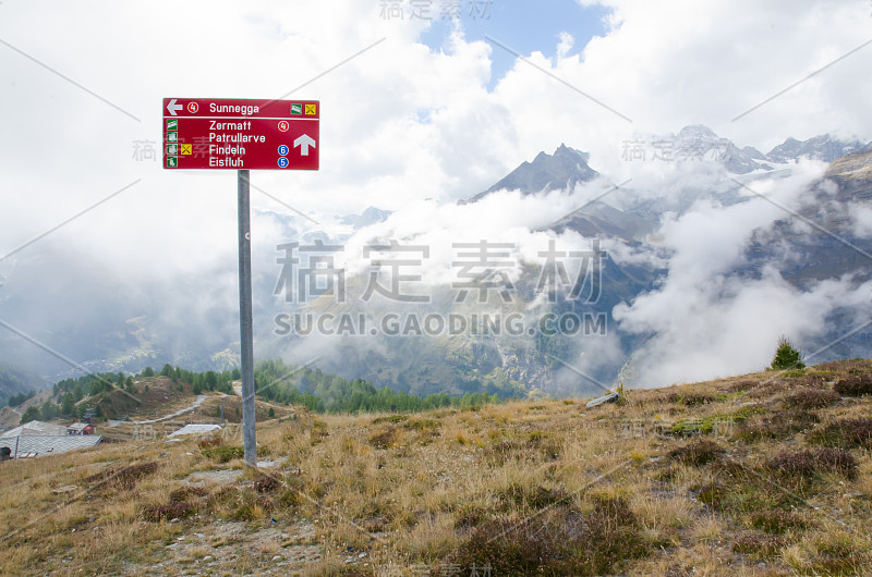 在瑞士桑内加徒步旅行，蓝天白云