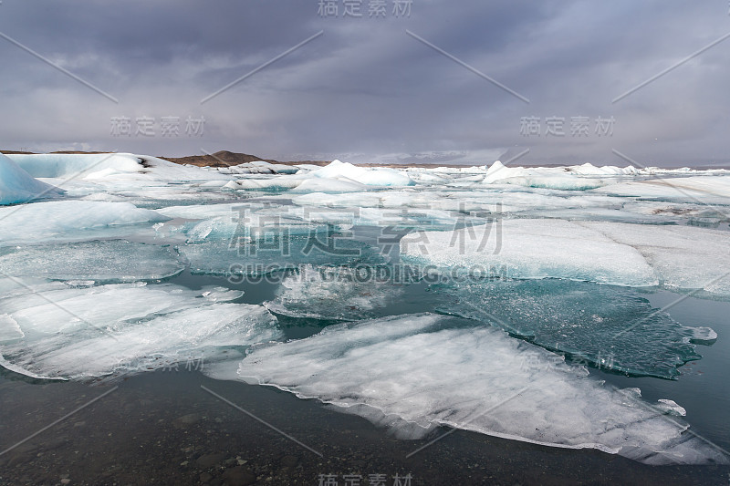 冰岛Jokulsarlon冰川泻湖中的冰山