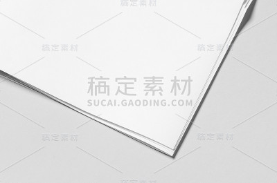 灰色背景上的空白报纸模型。