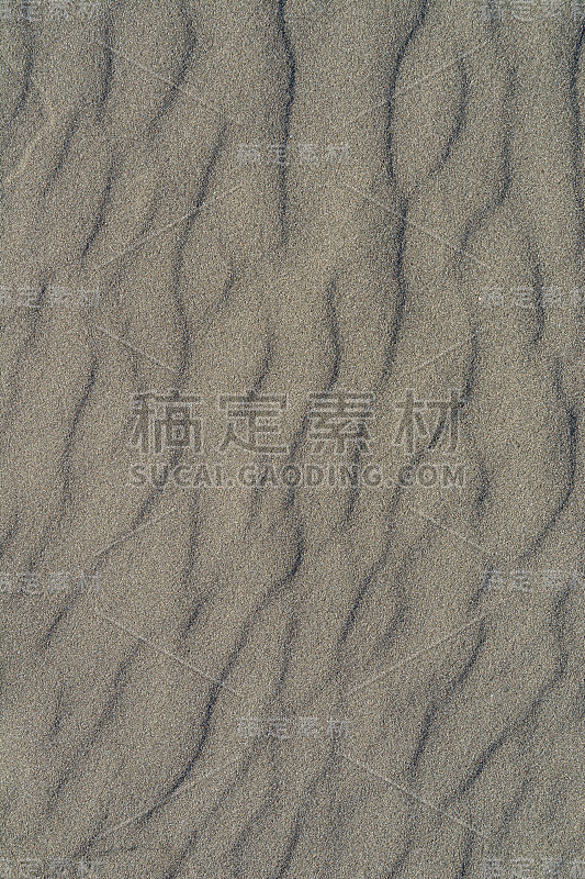 特写火山灰灰色的沙滩图案在夏天