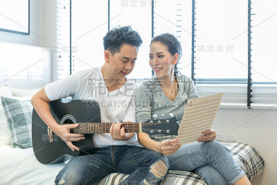 情侣们弹吉他