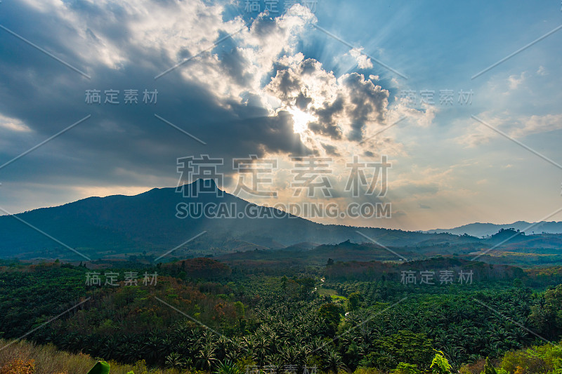 高山上空的乌云和阳光的自然景观