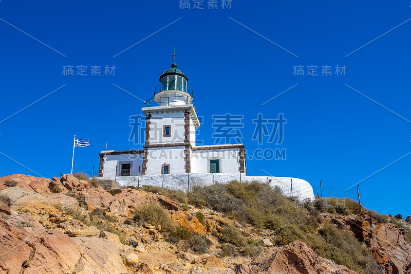 希腊灯塔建筑在蓝天的背景
