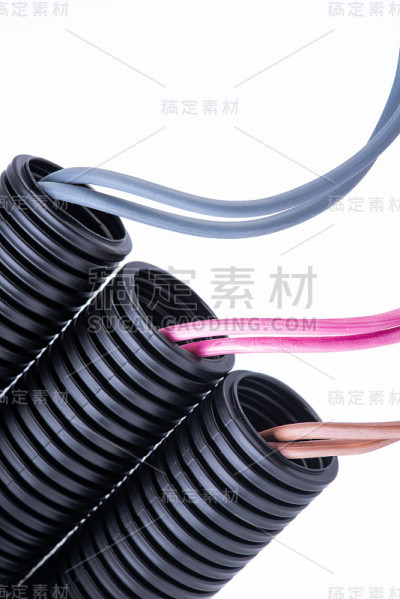 波纹管与电缆隔离在白色，家用电器安装