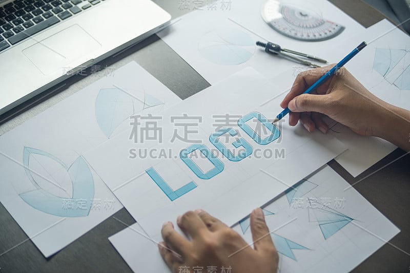 平面设计师创意设计草图绘制logo商标品牌工作空间