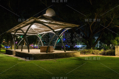 夏日夜晚的藤架