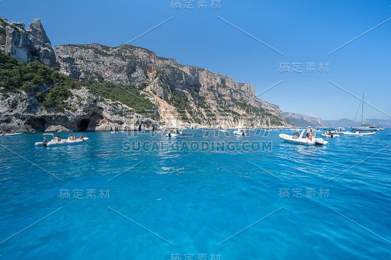 意大利撒丁岛卡拉阿比阿尼海滩附近的东海岸