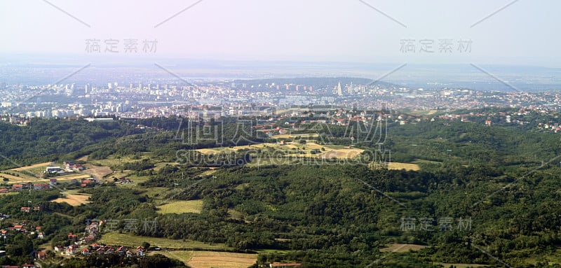 从山上的瞭望塔可以看到全景